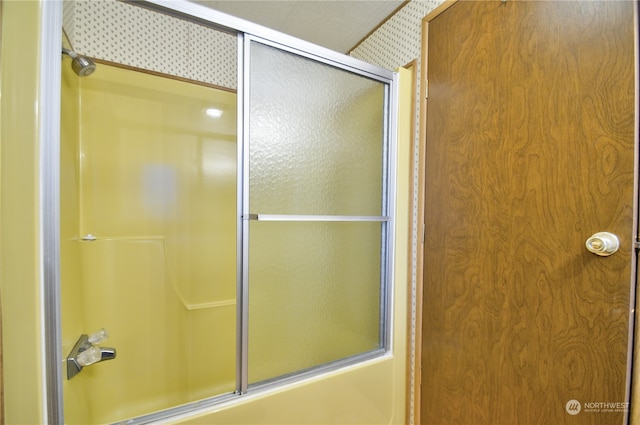 bathroom with enclosed tub / shower combo