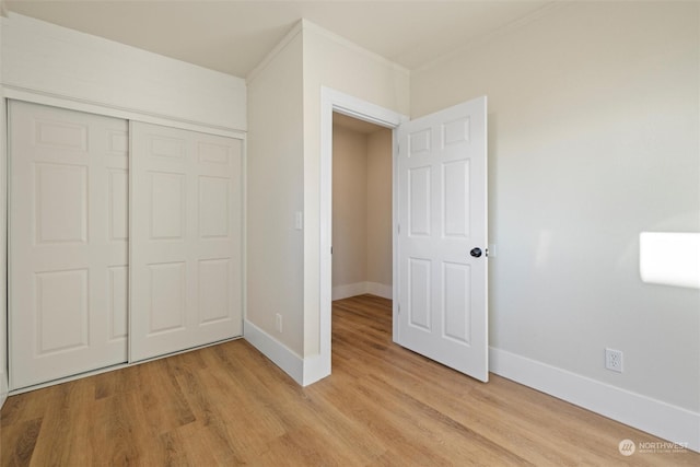 603 Military St, Walla Walla, WA 99362 - unfurnished bedroom featuring light wood-type flooring, a closet, and crown molding