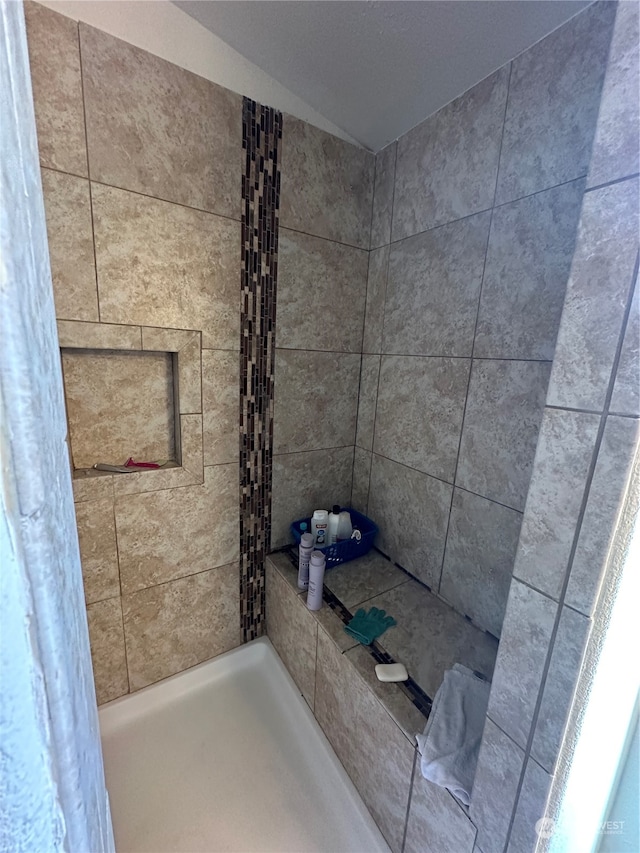 bathroom featuring a tile shower