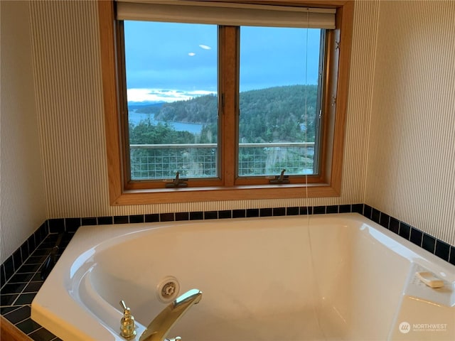 bathroom featuring tiled tub