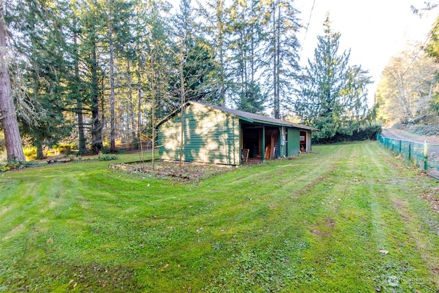 view of yard featuring an outbuilding