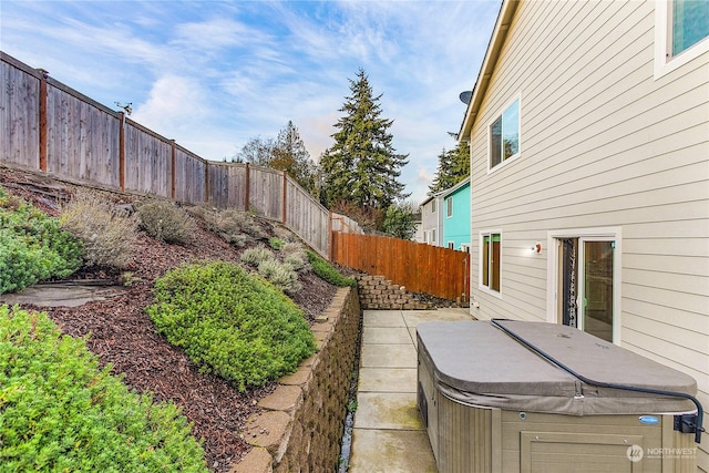 view of yard with a hot tub