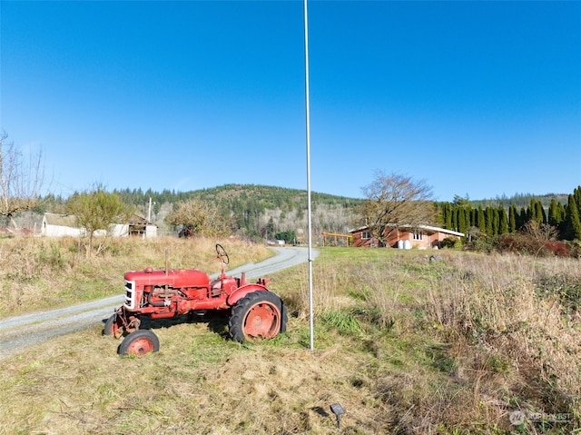 view of yard featuring a rural view