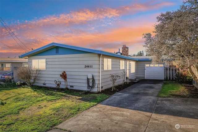 view of front facade featuring a yard and a garage