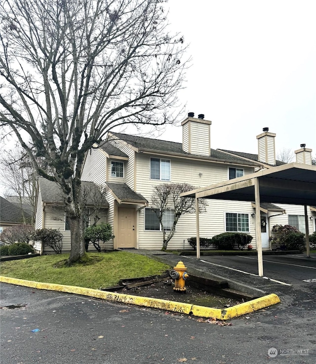 view of front of home featuring a front yard and a carport