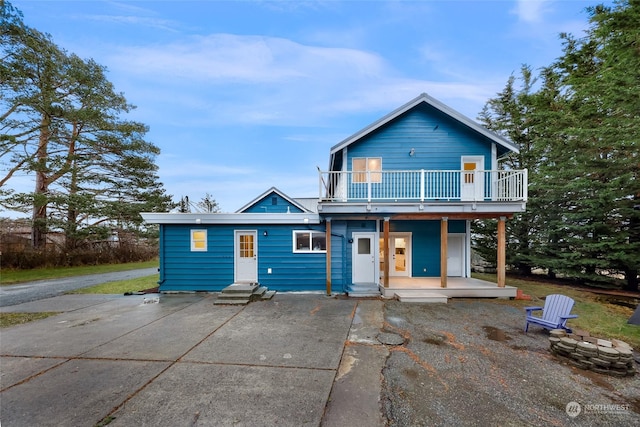 view of front of home featuring a patio area