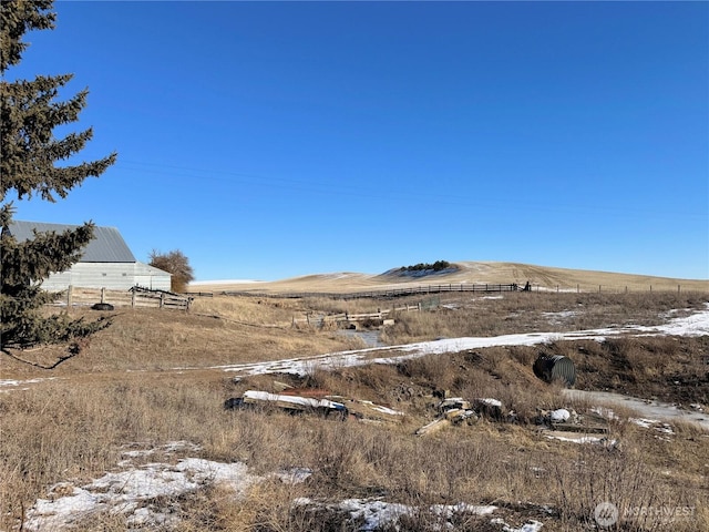 view of yard with a mountain view