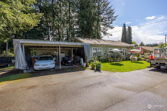 view of front of house with a carport and a front yard