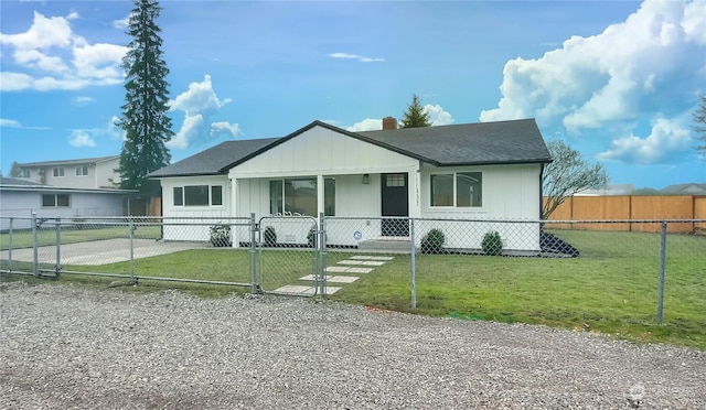 view of front of home featuring a front lawn