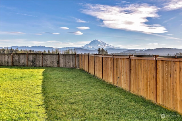 view of yard with a mountain view