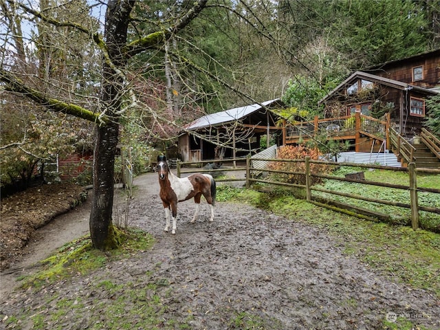 view of yard with an outdoor structure