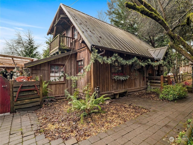 view of side of property featuring a balcony