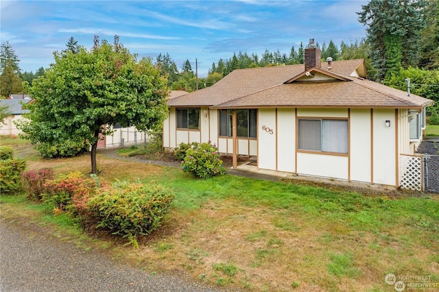 single story home with a front lawn