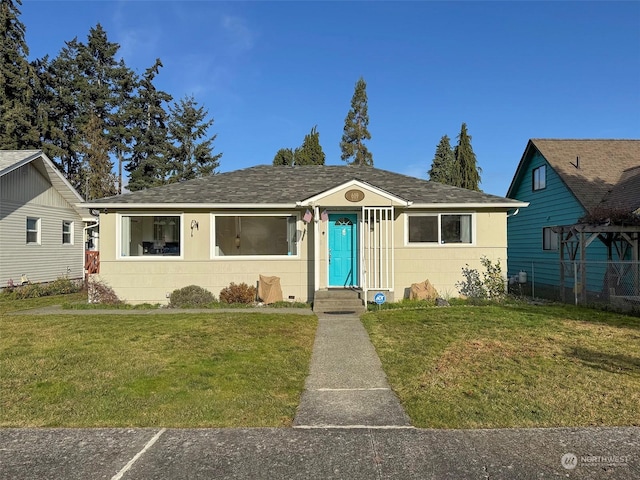 view of front of property featuring a front yard