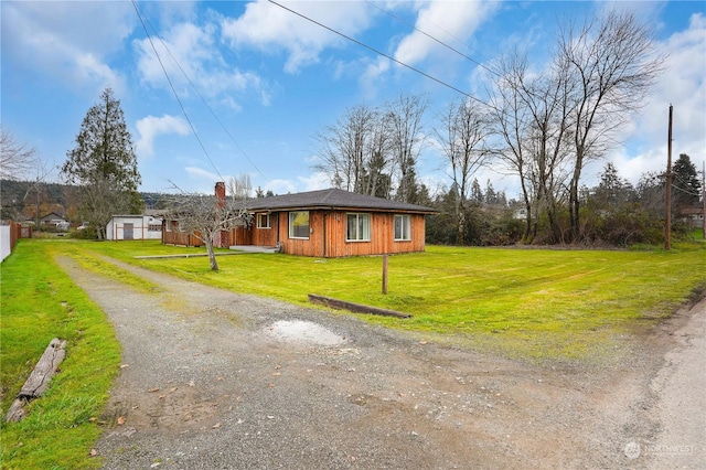 view of front of property featuring a front yard