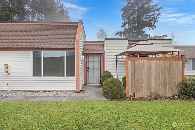 view of front of home with a front lawn