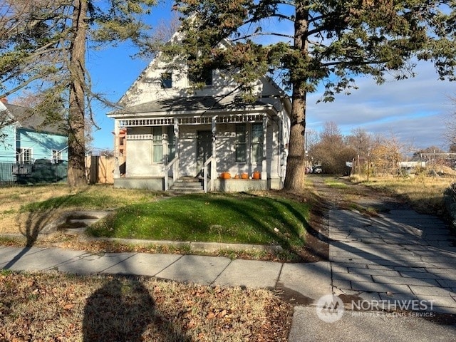 view of front of home with a front lawn