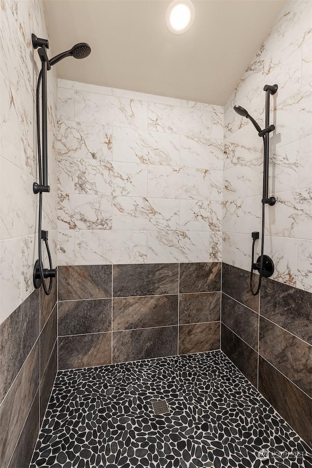 bathroom featuring a tile shower