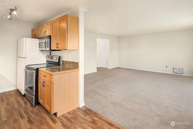 kitchen featuring appliances with stainless steel finishes, crown molding, and dark wood-type flooring