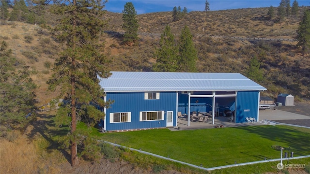 view of front facade with a front yard and an outdoor structure