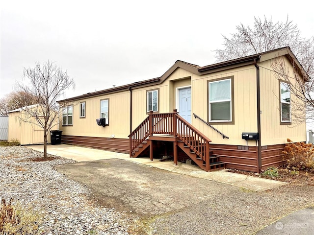 manufactured / mobile home featuring a storage shed