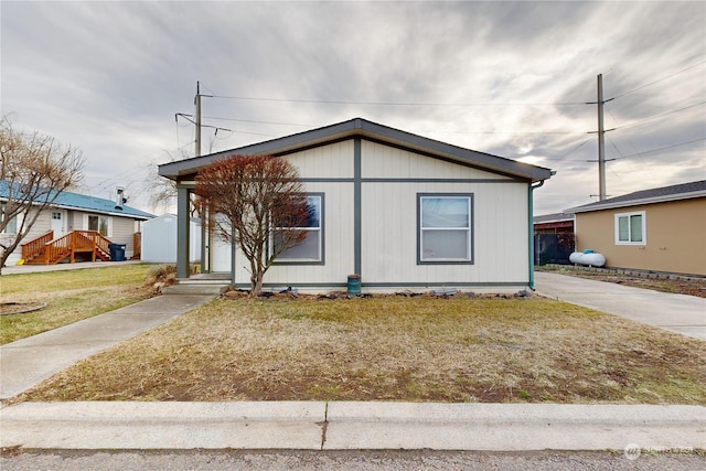 view of front of home with an outbuilding and a front yard