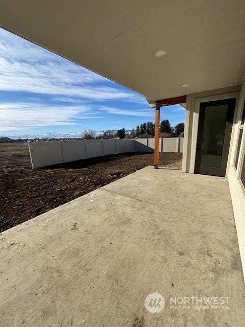 view of yard featuring a patio area