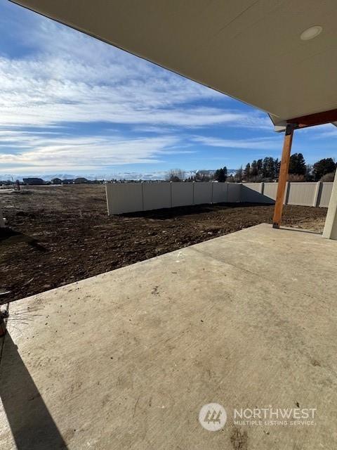 view of yard featuring a patio area