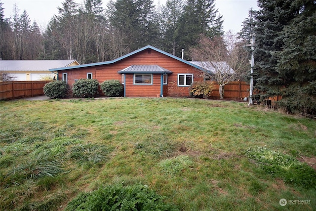 view of front facade featuring a front lawn