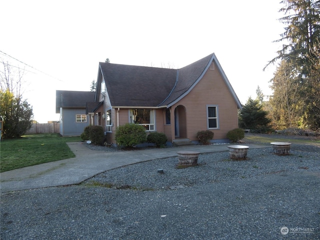 view of front of house featuring a front yard