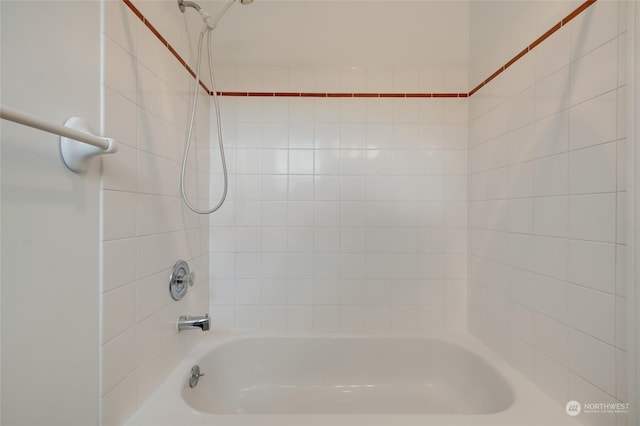 bathroom with tiled shower / bath combo