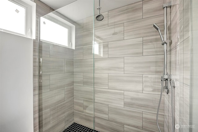 bathroom featuring tiled shower