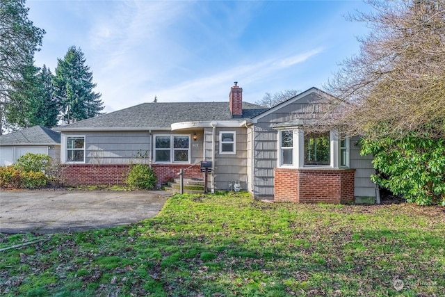 view of front of home featuring a front lawn