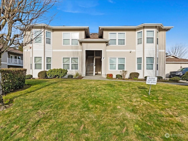 view of front facade with a front lawn