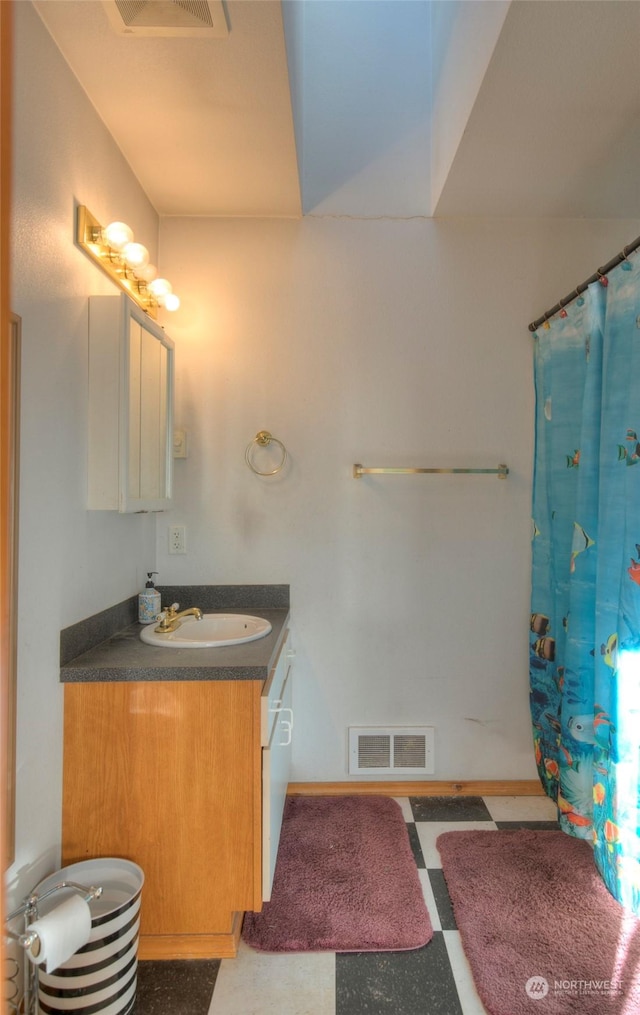 bathroom featuring a shower with shower curtain and vanity