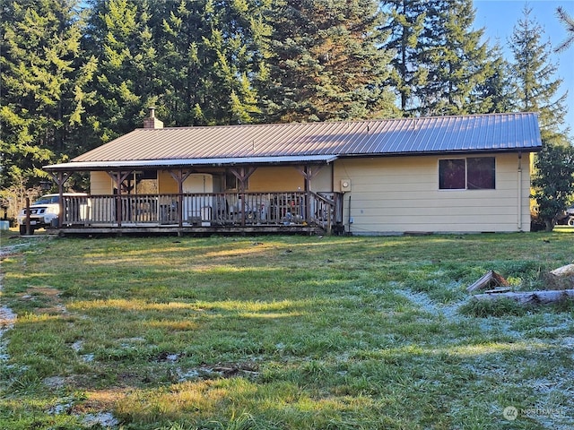 view of front of home with a front lawn