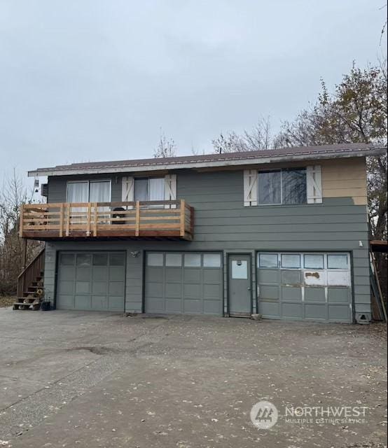 view of front of home featuring a balcony