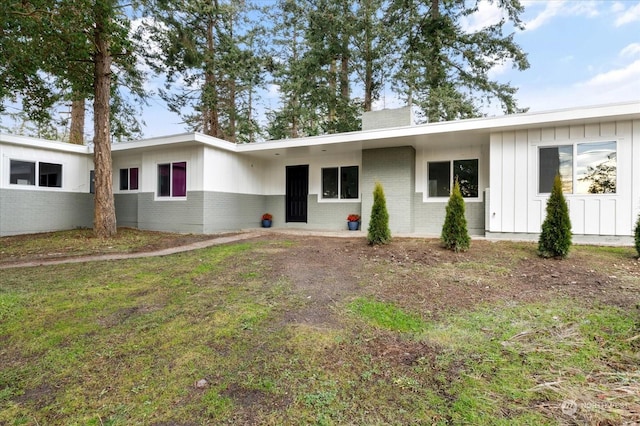 single story home featuring a front lawn