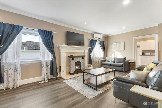 living room featuring hardwood / wood-style flooring, plenty of natural light, and crown molding