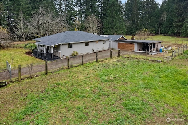 view of yard featuring an outbuilding