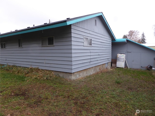 view of side of property featuring a lawn