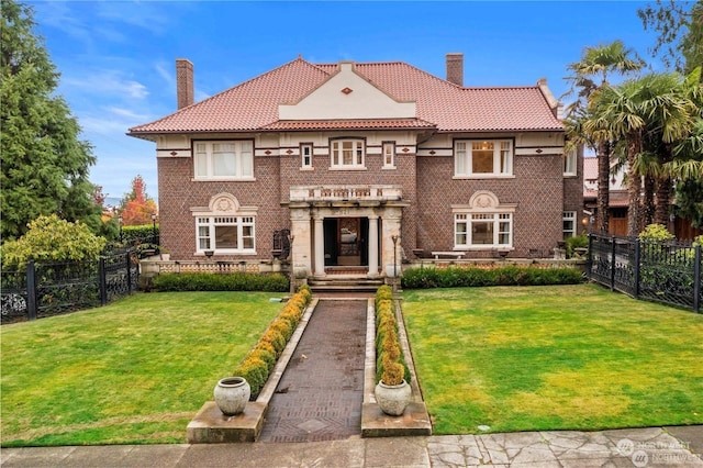 view of front of property featuring a front yard