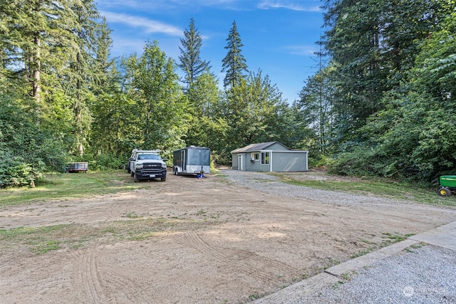 view of yard featuring an outdoor structure