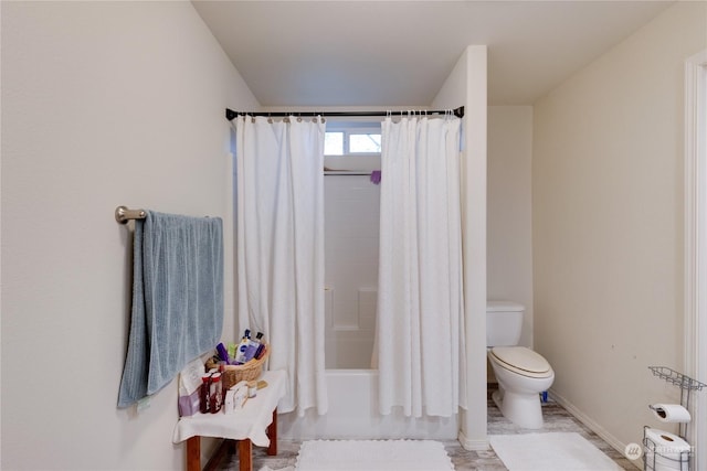 bathroom featuring shower / tub combo with curtain and toilet