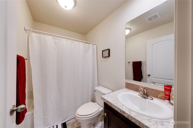 bathroom featuring a shower with shower curtain, vanity, and toilet