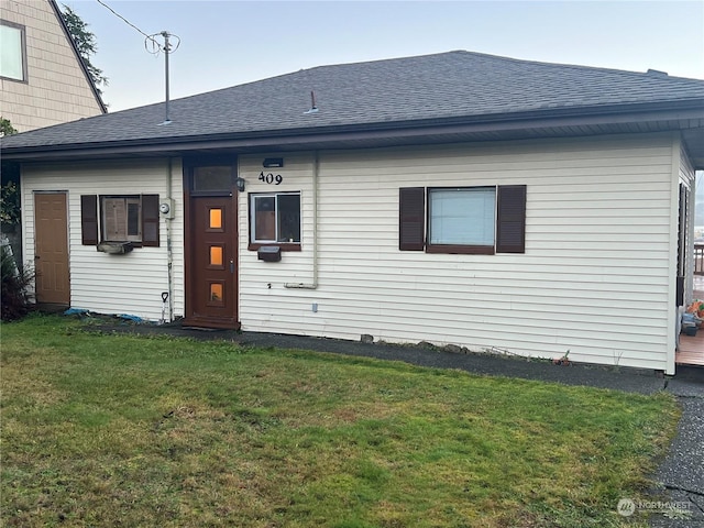 view of front facade featuring a front yard