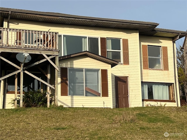 view of front of home featuring a front lawn