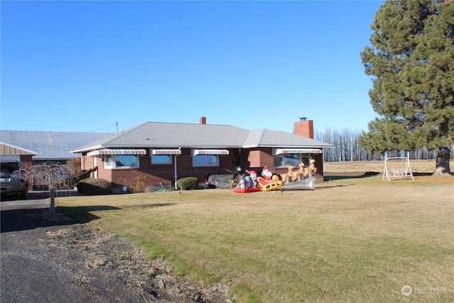 view of front facade featuring a front lawn