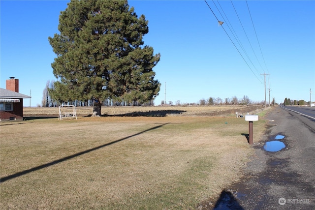 view of yard featuring a rural view