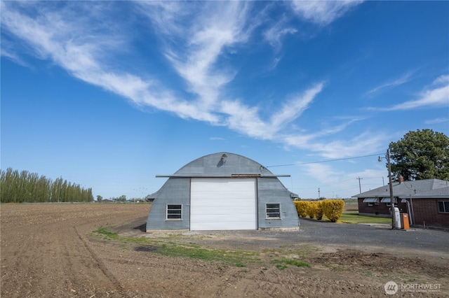 view of outdoor structure featuring an outdoor structure and driveway